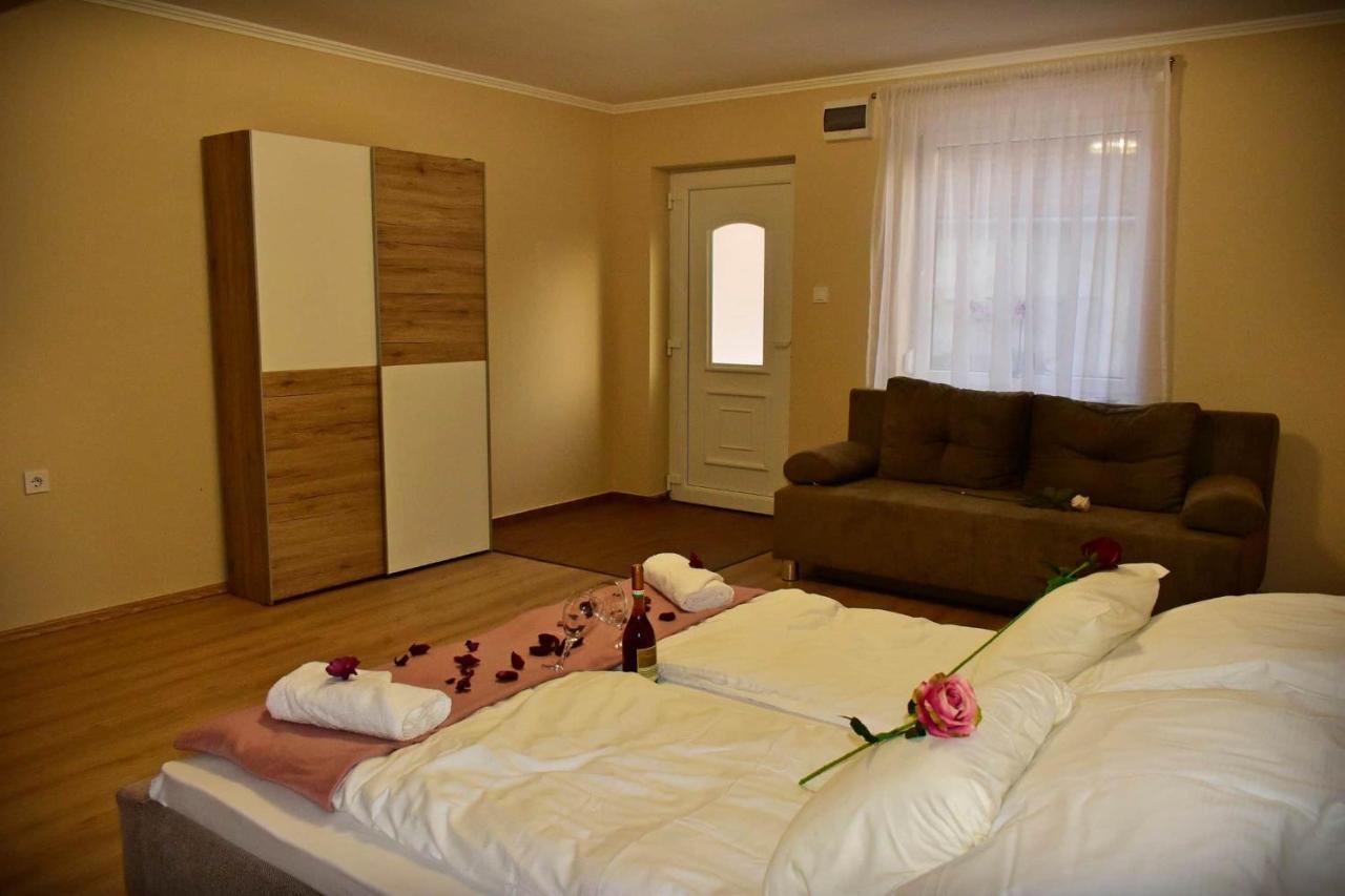 Napfeny Apartman Makó المظهر الخارجي الصورة