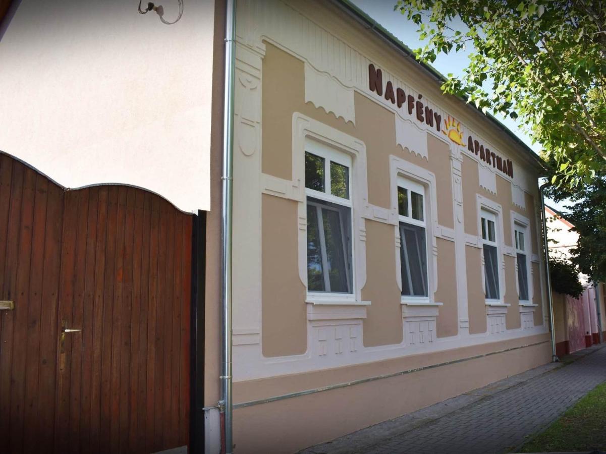 Napfeny Apartman Makó المظهر الخارجي الصورة